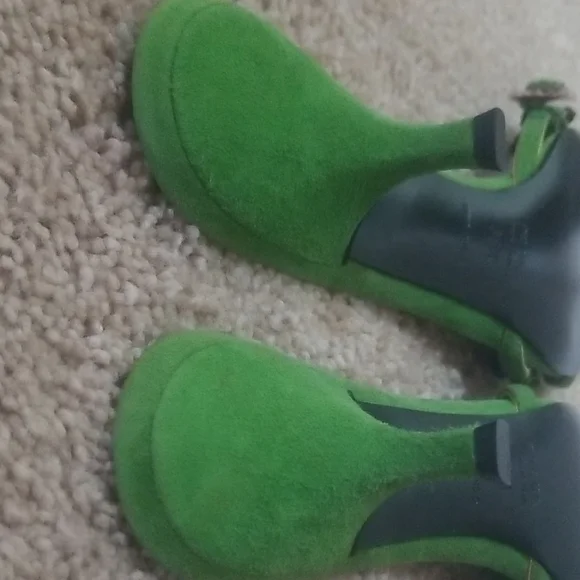 Prada Green Sandals with Metallic Chain Embellishment - Picture 13 of 16